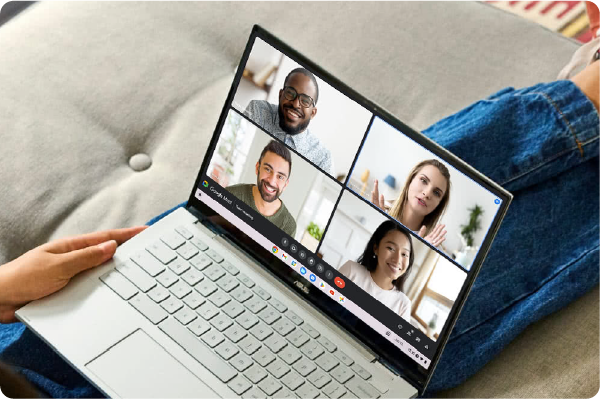 Pessoa em uma videoconferência no Google Meet utilizando o Chromebook.
